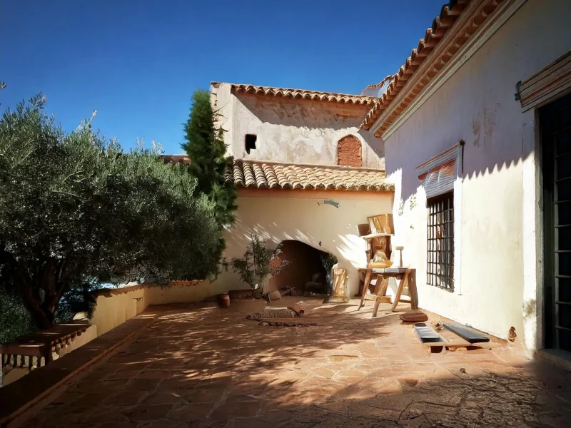 Firefly preciso imagenes para una web super realistas del proceso de Reforma de una villa en malaga